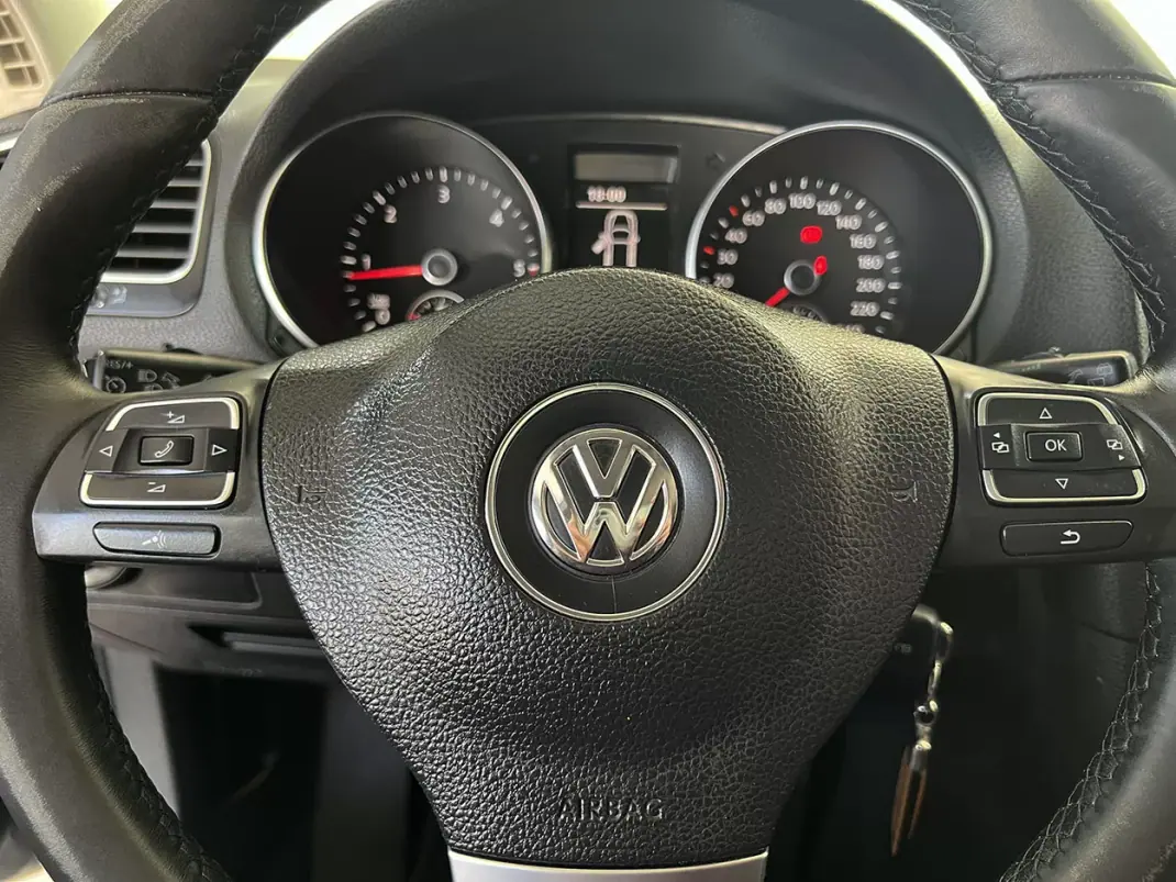 Volkswagen Golf 2010 - 7600 EUR, 232003 km - AUTO.MOTO.pt - 232003km - foto 14 de 21