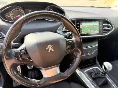 Peugeot 308 SW 2015 - 9900 EUR, 107000 km - AUTO.MOTO.pt - 107000km - foto 15 de 29