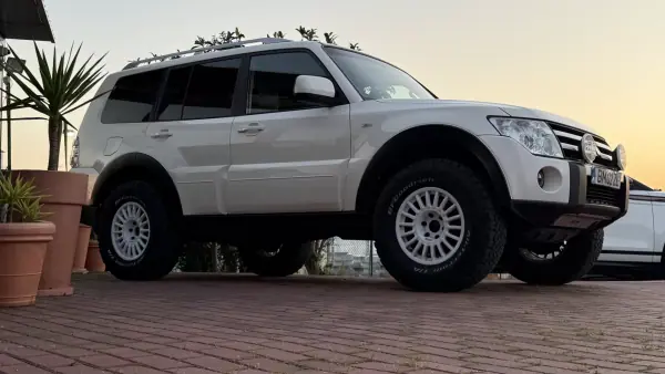 Mitsubishi Pajero 2010 - 29990 EUR, 215000 km - AUTO.MOTO.pt - 215000km - foto 12 de 38