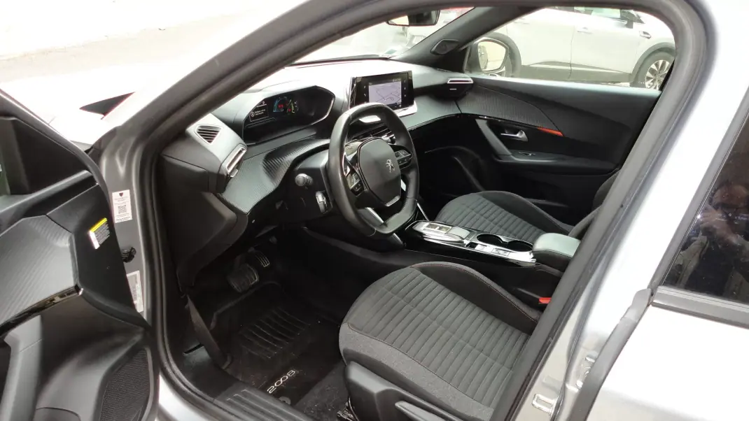 Peugeot e-2008 2023 - 18500 EUR, 81638 km - AUTO.MOTO.pt - 81638km - foto 9 de 20