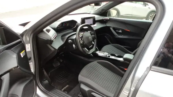 Peugeot e-2008 2023 - 18750 EUR, 81638 km - AUTO.MOTO.pt - 81638km - foto 9 de 20