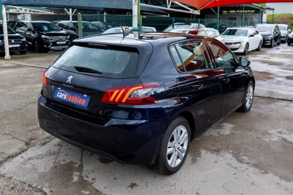 Peugeot 308 2018 - 12000 EUR, 185000 km - AUTO.MOTO.pt - 185000km - foto 16 de 17