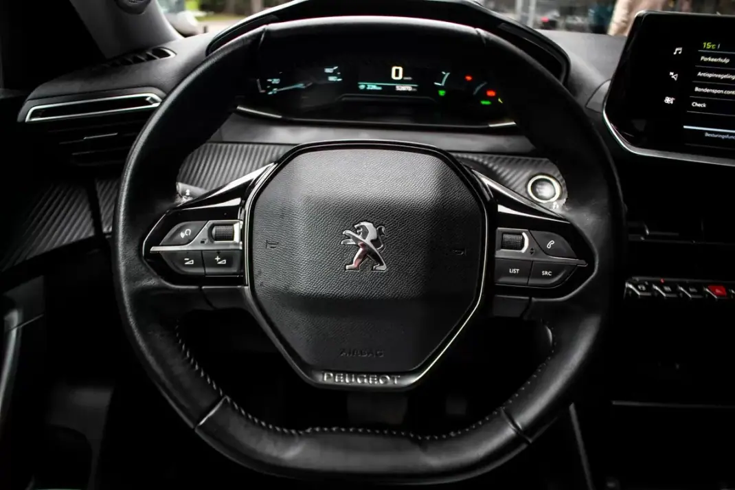 Peugeot e-2008 2021 - 20850 EUR, 60050 km - AUTO.MOTO.pt - 60050km - foto 13 de 44