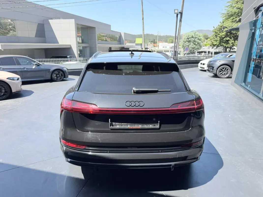 Audi e-tron 2022 - 39900 EUR, 70000 km - AUTO.MOTO.pt - 70000km - foto 3 de 12