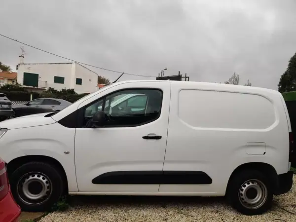 Peugeot Partner 1.5 HDI 3L 2020 - 10999 EUR, 100000 km - AUTO.MOTO.pt - 100000km - foto 4 de 6