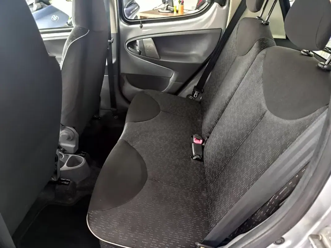Peugeot 107 2011 - 6480 EUR, 84000 km - AUTO.MOTO.pt - 84000km - foto 6 de 21