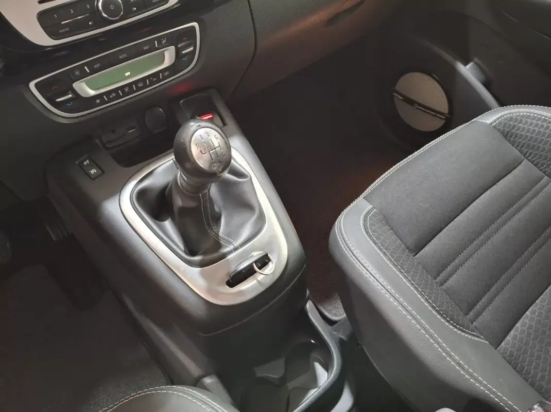 Renault Grand Scénic 2015 - 10980 EUR, 179000 km - AUTO.MOTO.pt - 179000km - foto 15 de 19