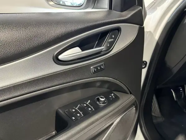 Alfa Romeo Stelvio 2017 - 22900 EUR, 215900 km - AUTO.MOTO.pt - 215900km - foto 41 de 60