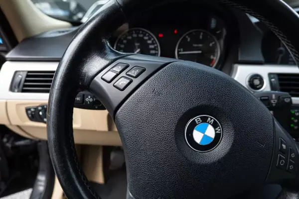BMW 318 2010 - 11900 EUR, 321000 km - AUTO.MOTO.pt - 321000km - foto 18 de 18