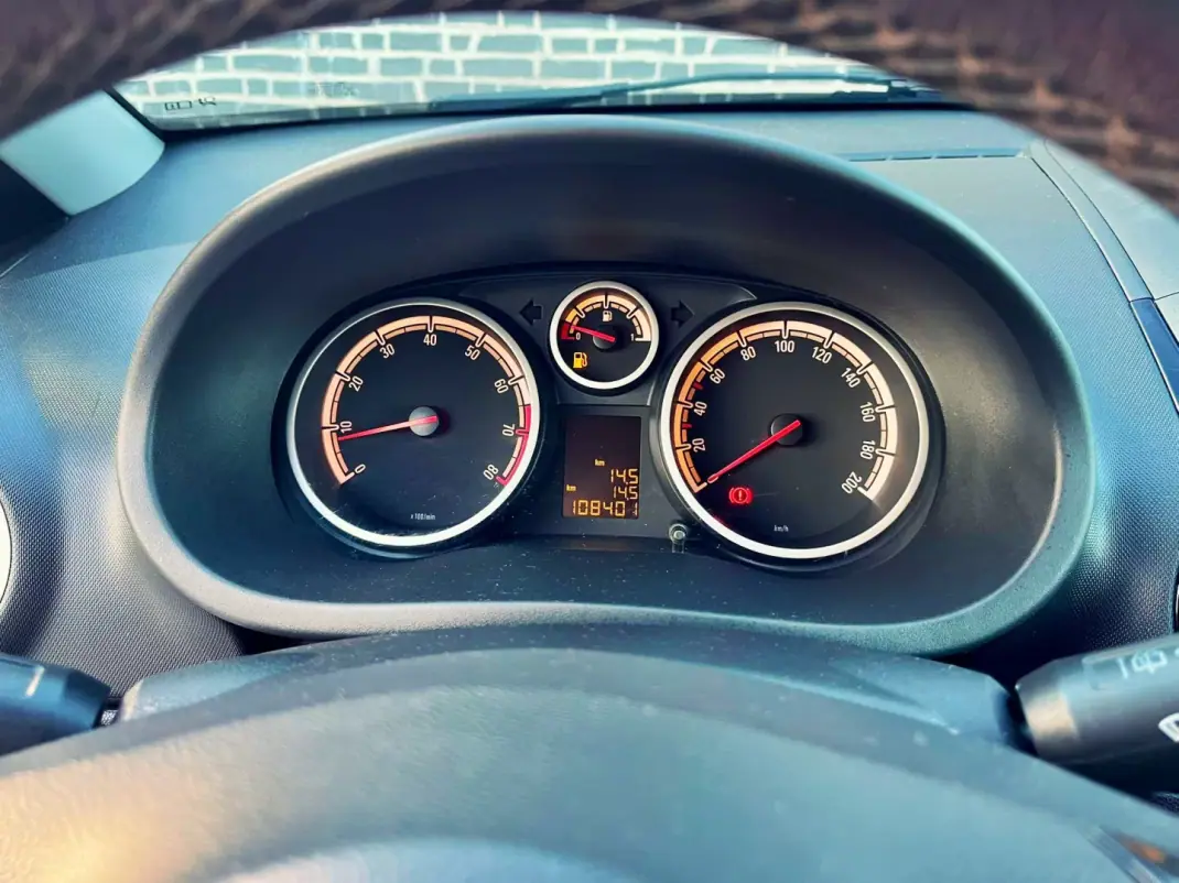 Opel Corsa 2014 - 7750 EUR, 108000 km - AUTO.MOTO.pt - 108000km - foto 9 de 12