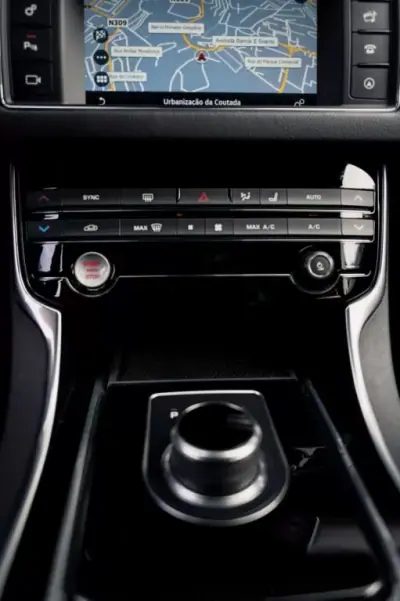 Jaguar XF 2017 - 24990 EUR, 145800 km - AUTO.MOTO.pt - 145800km - foto 42 de 55
