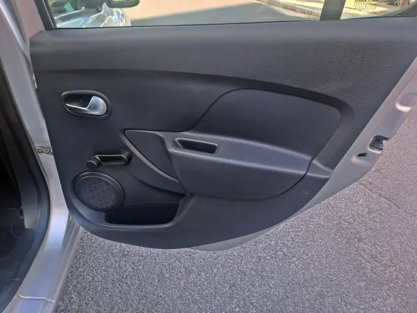 Dacia Sandero 2018 - 8500 EUR, 155000 km - AUTO.MOTO.pt - 155000km - foto 18 de 22