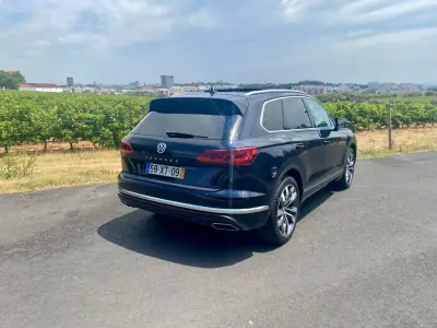 Volkswagen Touareg 2019 - 47500 EUR, 111935 km - AUTO.MOTO.pt - 111935km - foto 4 de 25