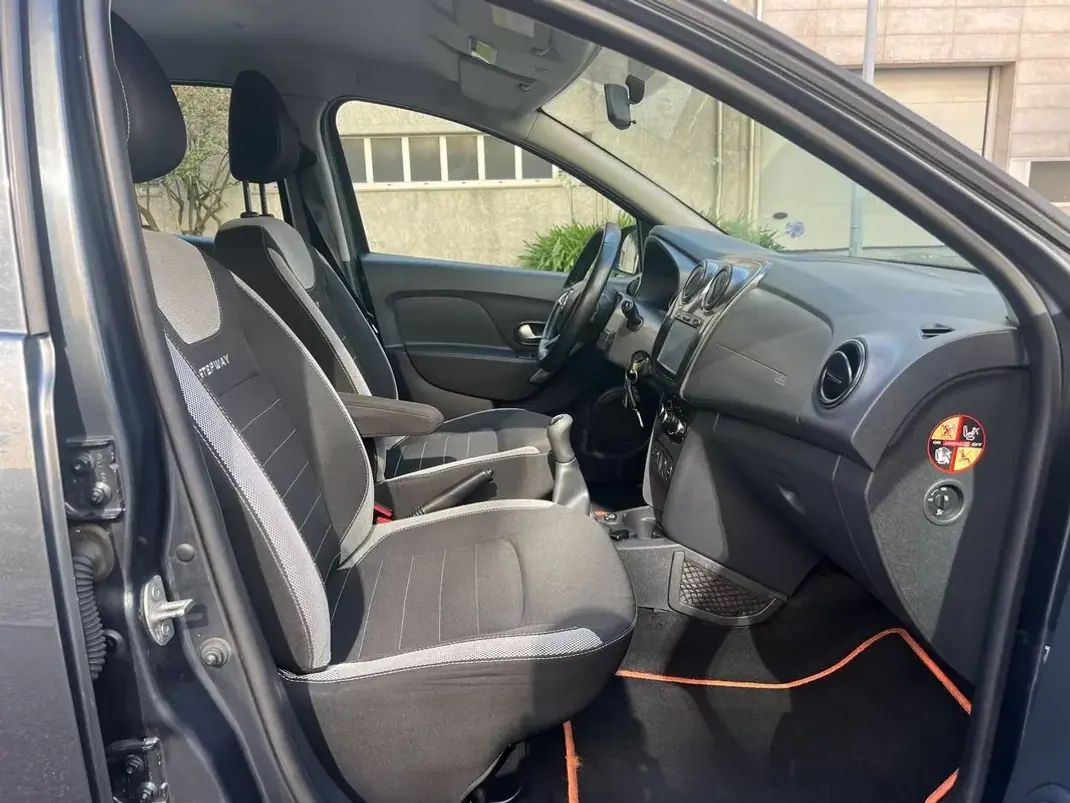 Dacia Sandero 2017 - 8950 EUR, 158000 km - AUTO.MOTO.pt - 158000km - foto 13 de 15