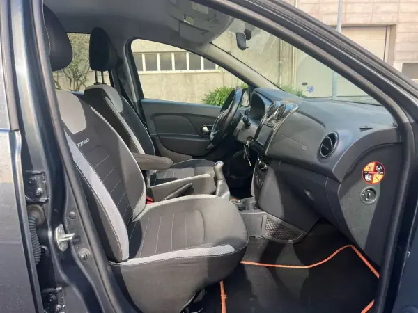 Dacia Sandero 2017 - 8950 EUR, 158000 km - AUTO.MOTO.pt - 158000km - foto 13 de 15