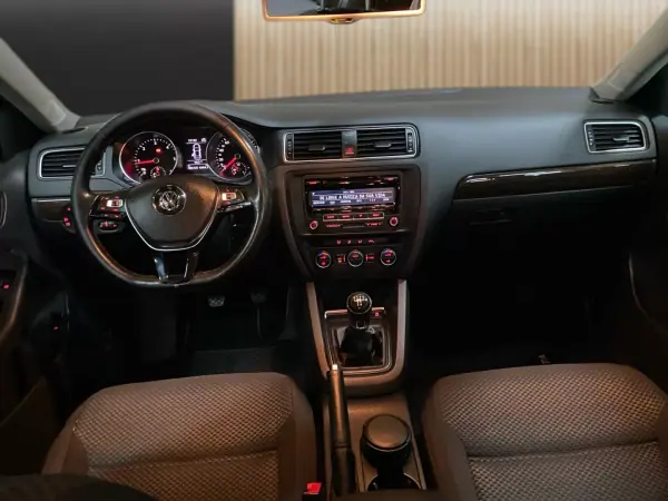 Volkswagen Jetta 2015 - 8950 EUR, 305000 km - AUTO.MOTO.pt - 305000km - foto 8 de 20