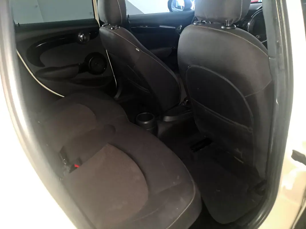 MINI 5 Portas 2015 - 12500 EUR, 130000 km - AUTO.MOTO.pt - 130000km - foto 17 de 19