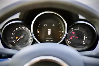 Fiat 500X 2016 - 11950 EUR, 140000 km - AUTO.MOTO.pt - 140000km - foto 23 de 33