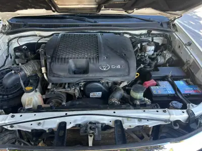 Toyota Hilux 2015 - 24600 EUR, 384000 km - foto 6 de 10