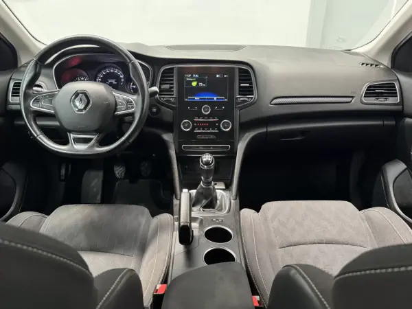 Renault Mégane Sport Tourer 2020 - 15990 EUR, 80000 km - AUTO.MOTO.pt - 80000km - foto 16 de 26
