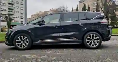 Renault Espace 2016 - 12500 EUR, 220000 km - AUTO.MOTO.pt - 220000km - foto 3 de 10