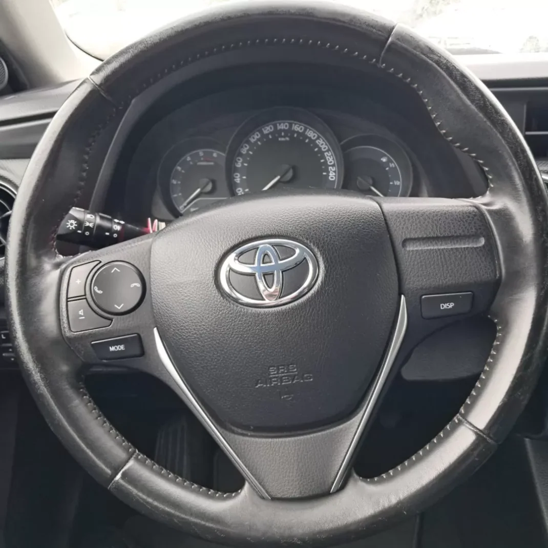 Toyota Auris 2015 - 7450 EUR, 338000 km - AUTO.MOTO.pt - 338000km - foto 7 de 12