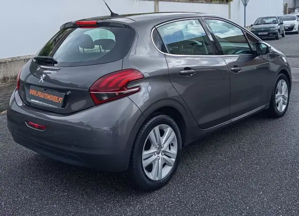 Peugeot 208 2018 - 8490 EUR, 187200 km - AUTO.MOTO.pt - 187200km - foto 5 de 17