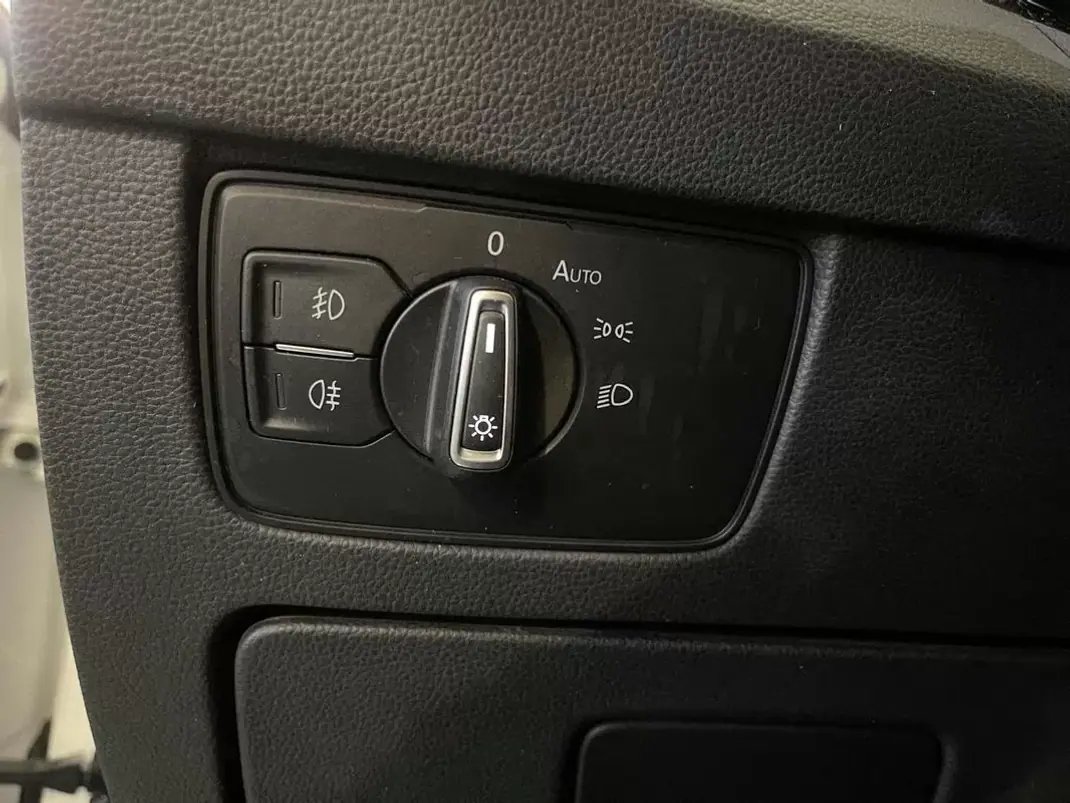 Volkswagen Passat Variant 2019 - 15750 EUR, 257000 km - AUTO.MOTO.pt - 257000km - foto 28 de 33