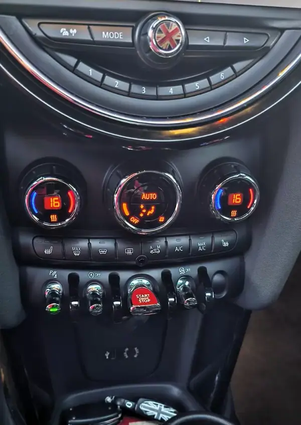 MINI Cooper 2015 - 21500 EUR, 94000 km - AUTO.MOTO.pt - 94000km - foto 20 de 34
