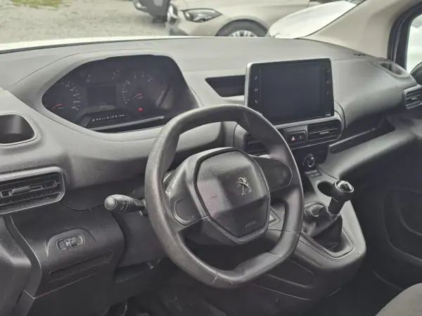 Peugeot Partner 3 lugares Longa 2021 - 10999 EUR, 140000 km - AUTO.MOTO.pt - 140000km - foto 7 de 14