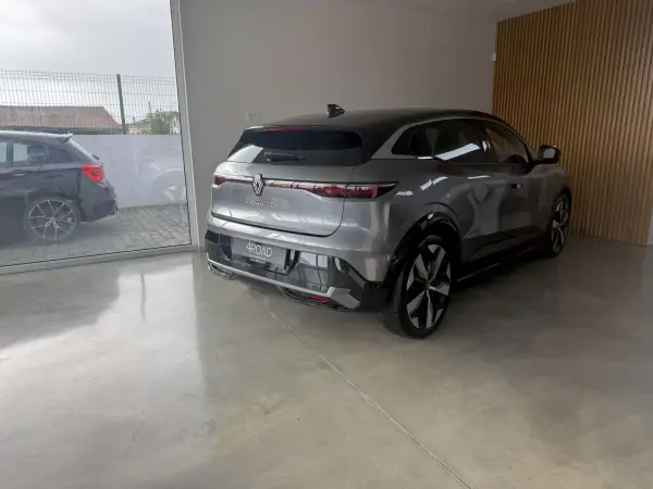 Renault Mégane E-Tech 2023 - 25500 EUR, 58000 km - AUTO.MOTO.pt - 58000km - foto 43 de 121