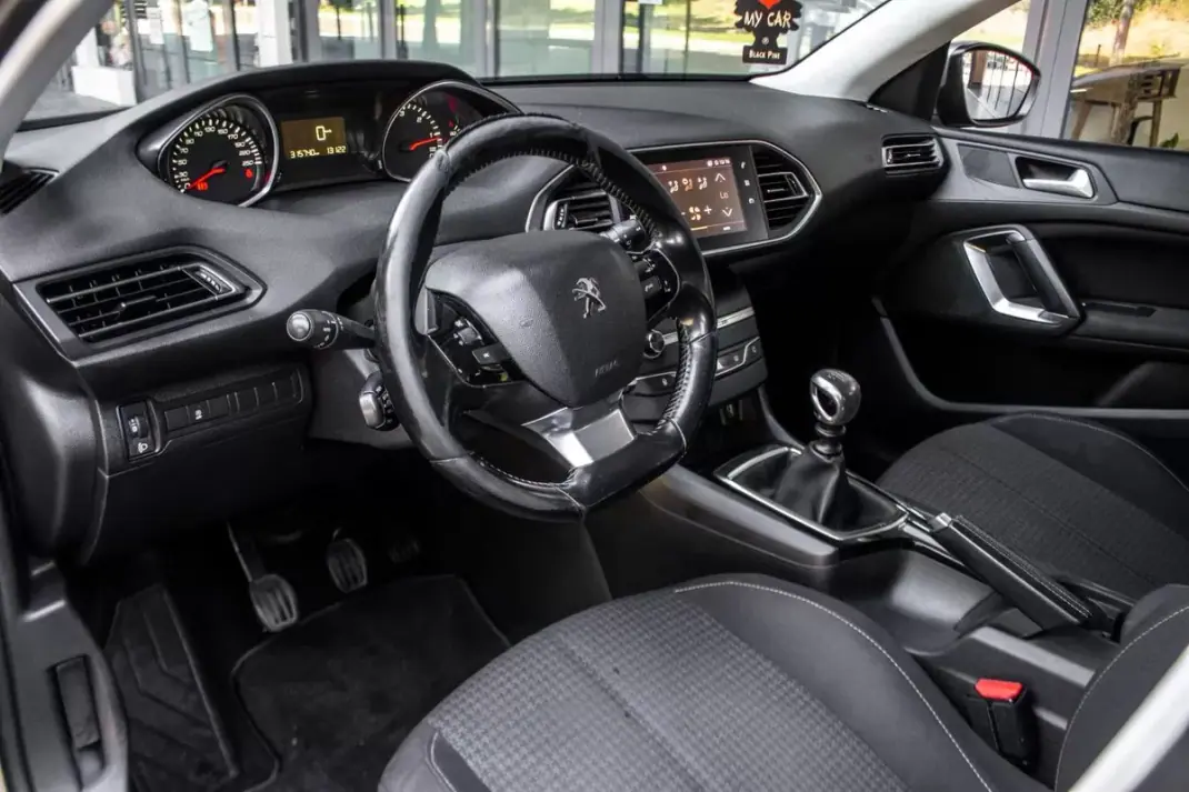 Peugeot 308 SW 2019 - 8250 EUR, 315740 km - AUTO.MOTO.pt - 315740km - foto 22 de 37
