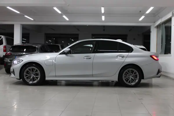 BMW 320 2021 - 26900 EUR, 108256 km - AUTO.MOTO.pt - 108256km - foto 5 de 24