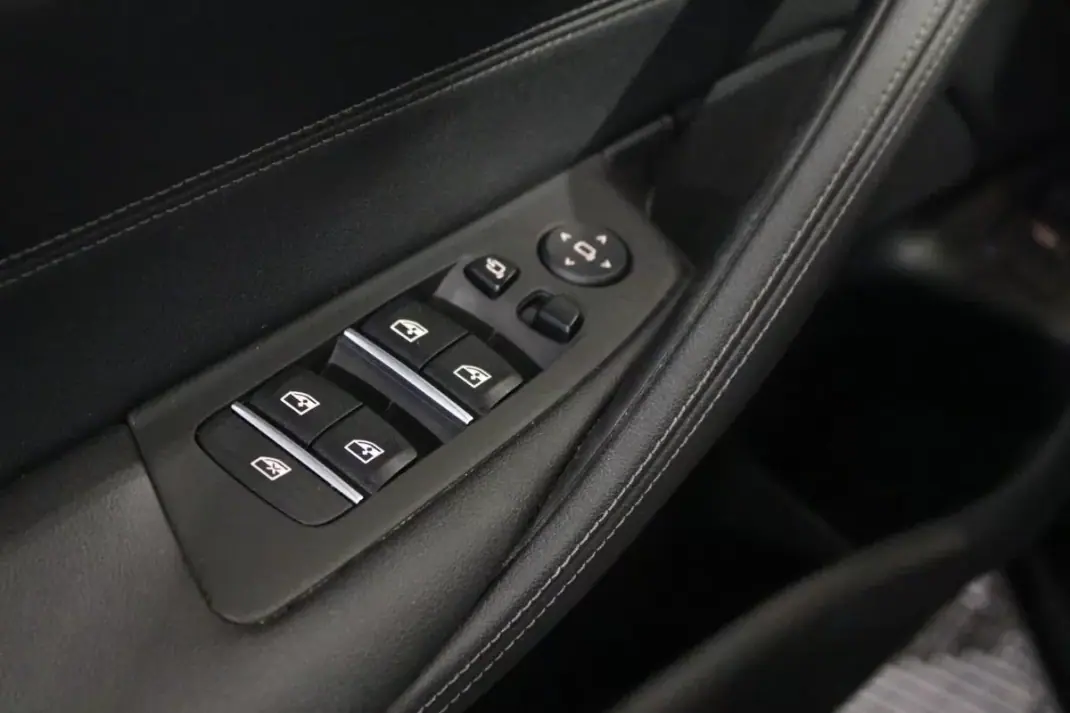 BMW 520 2023 - 29900 EUR, 165000 km - AUTO.MOTO.pt - 165000km - foto 22 de 33