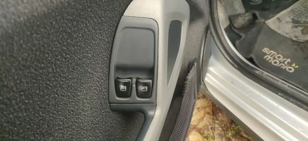 Smart Fortwo Cabrio 2010 - 6990 EUR, 155500 km - AUTO.MOTO.pt - 155500km - foto 23 de 37