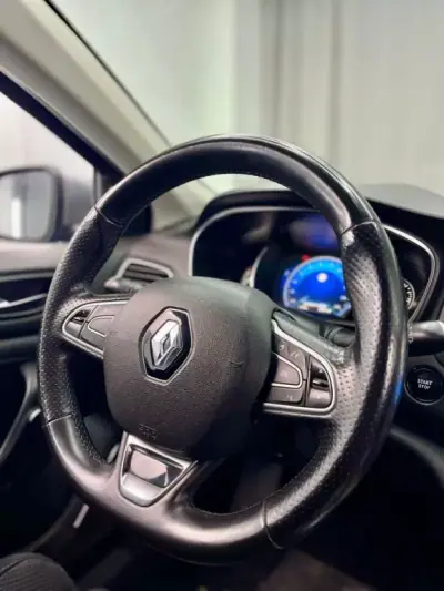 Renault Mégane 2016 - 13999 EUR, 182000 km - AUTO.MOTO.pt - 182000km - foto 15 de 22
