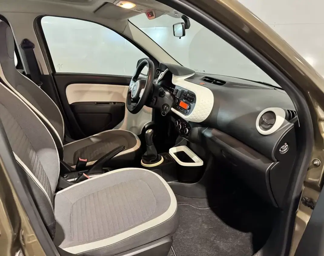 Renault Twingo 2015 - 7900 EUR, 124650 km - 124650km - foto 25 de 42