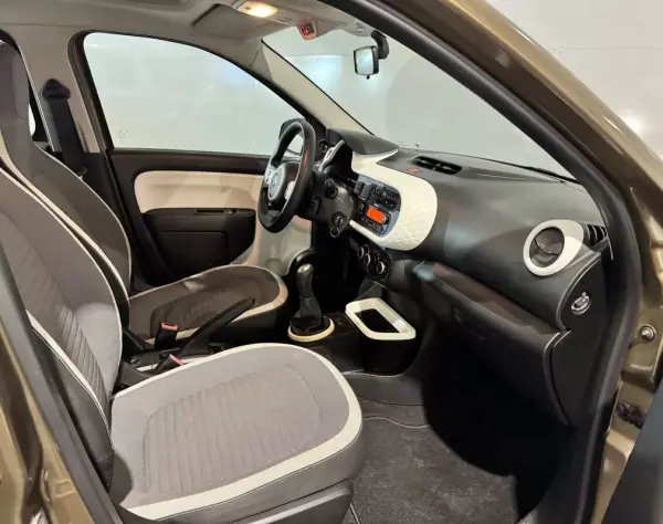 Renault Twingo 2015 - 7900 EUR, 124650 km - AUTO.MOTO.pt - 124650km - foto 25 de 42