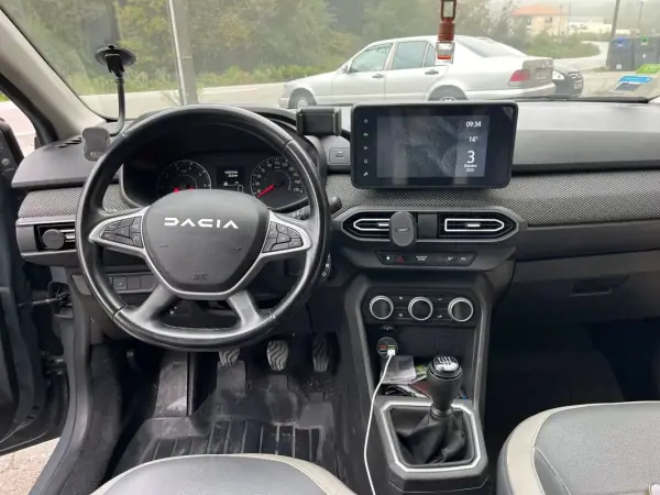 Dacia Jogger 2023 - 17900 EUR, 153000 km - AUTO.MOTO.pt - 153000km - foto 14 de 16