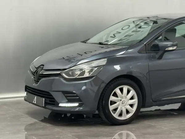 Renault Clio 2017 - 10990 EUR, 110000 km - AUTO.MOTO.pt - 110000km - foto 11 de 14