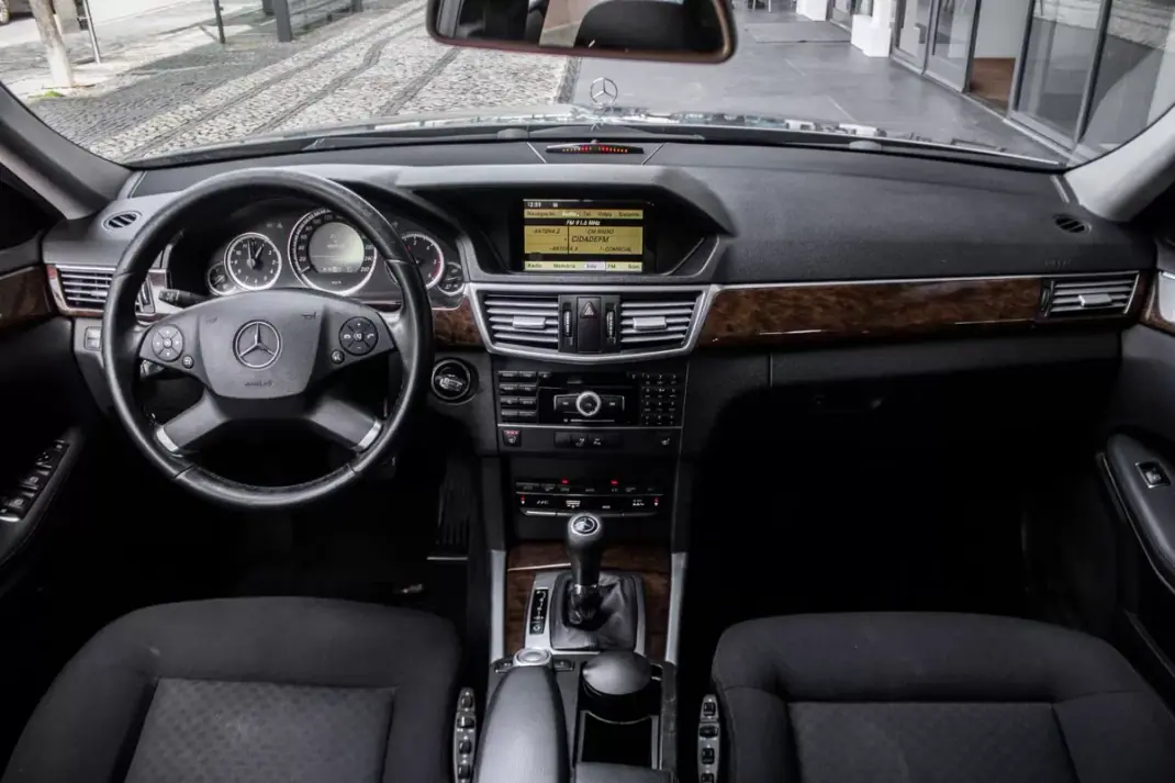 Mercedes-Benz E 220 2010 - 10990 EUR, 489933 km - AUTO.MOTO.pt - 489933km - foto 37 de 41