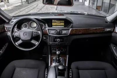 Mercedes-Benz E 220 2010 - 10990 EUR, 489933 km - AUTO.MOTO.pt - 489933km - foto 37 de 41