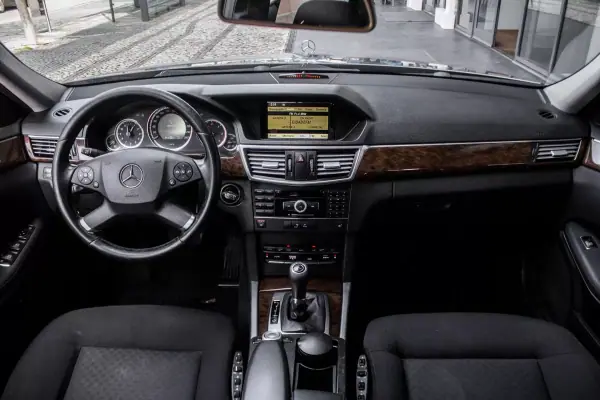 Mercedes-Benz E 220 2010 - 10990 EUR, 489933 km - AUTO.MOTO.pt - 489933km - foto 37 de 41