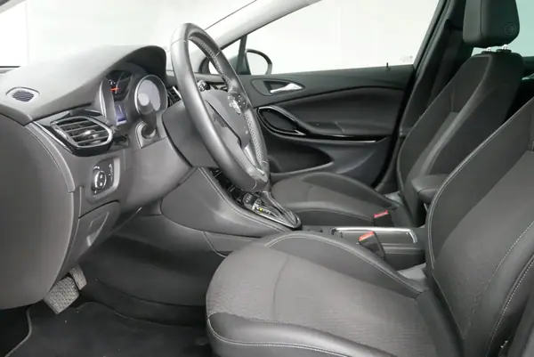 Opel Astra Sports Tourer 2018 - 12500 EUR, 150000 km - AUTO.MOTO.pt - 150000km - foto 3 de 11