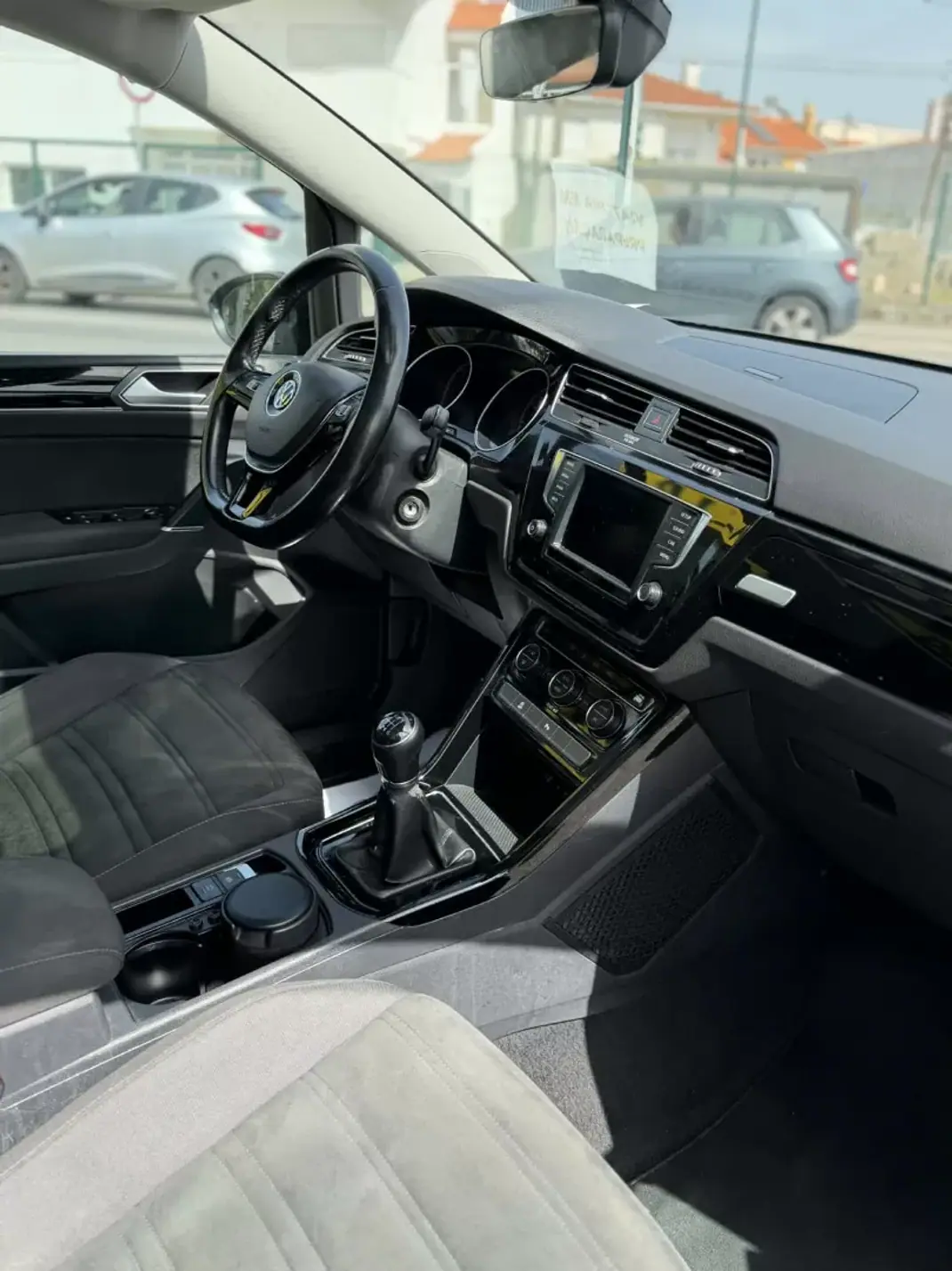 Volkswagen Touran 2016 - 18480 EUR, 119000 km - AUTO.MOTO.pt - 119000km - foto 2 de 4