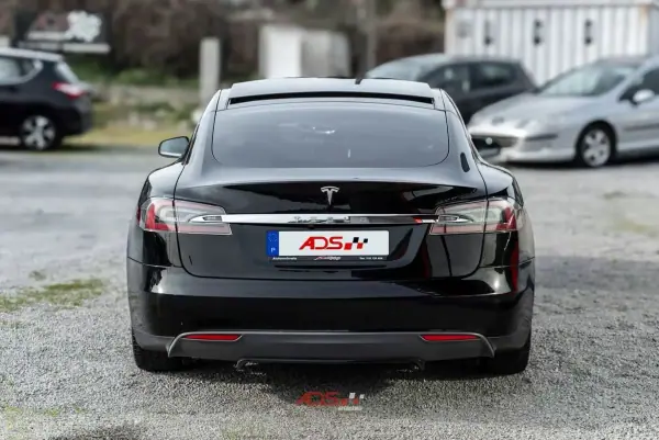 Tesla Model S 2014 - 22000 EUR, 251000 km - AUTO.MOTO.pt - 251000km - foto 6 de 22