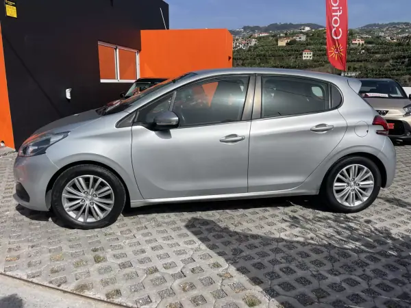 Peugeot 208 2016 - 13950 EUR, 129338 km - AUTO.MOTO.pt - 129338km - foto 4 de 12