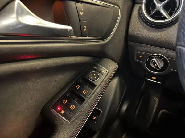 Mercedes-Benz CLA 180 2018 - 19990 EUR, 135000 km - AUTO.MOTO.pt - 135000km - foto 29 de 39