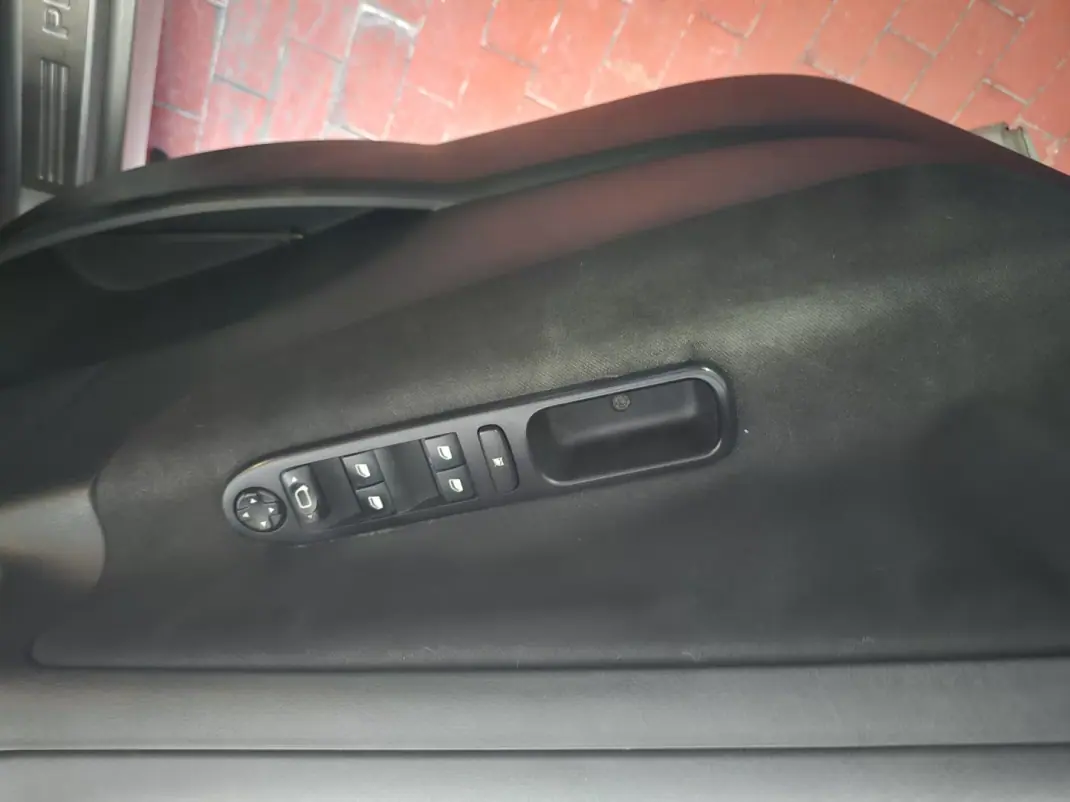 Peugeot 207 2012 - 5950 EUR, 103487 km - AUTO.MOTO.pt - 103487km - foto 8 de 20
