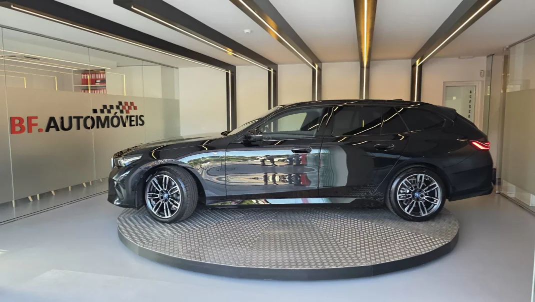 BMW 530e 2024 - 64900 EUR, 8152 km - AUTO.MOTO.pt - 8152km - foto 15 de 59